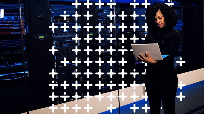 Two women sitting in front of the Reporting Preview of MEETYOO Two women sitting in front of the Reporting Preview of MEETYOO