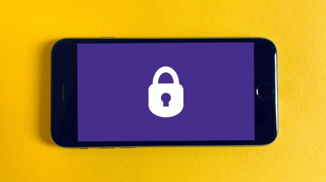 Smartphone with a lock icon on the display as a symbol of data security Smartphone with a lock icon on the display as a symbol of data security